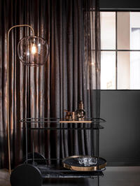 Dit overgordijn is in de basis een grof geweven doek met daar overheen een metallic opdruk. De achterkant is onbedrukt.