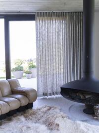 Overgordijn Brecon is een rijkelijke stof met een wollige touch en veel textuur en heeft daardoor natuurlijke look.