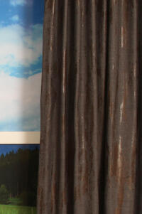 Dit overgordijn is in de basis een grof geweven doek met daar overheen een metallic opdruk. De achterkant is onbedrukt.