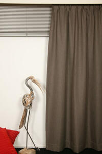 Overgordijn met een grove weefstructuur en ene stoere uitstraling. Aan de achterzijde is het gordijn glad. Mooie kleurnuances.