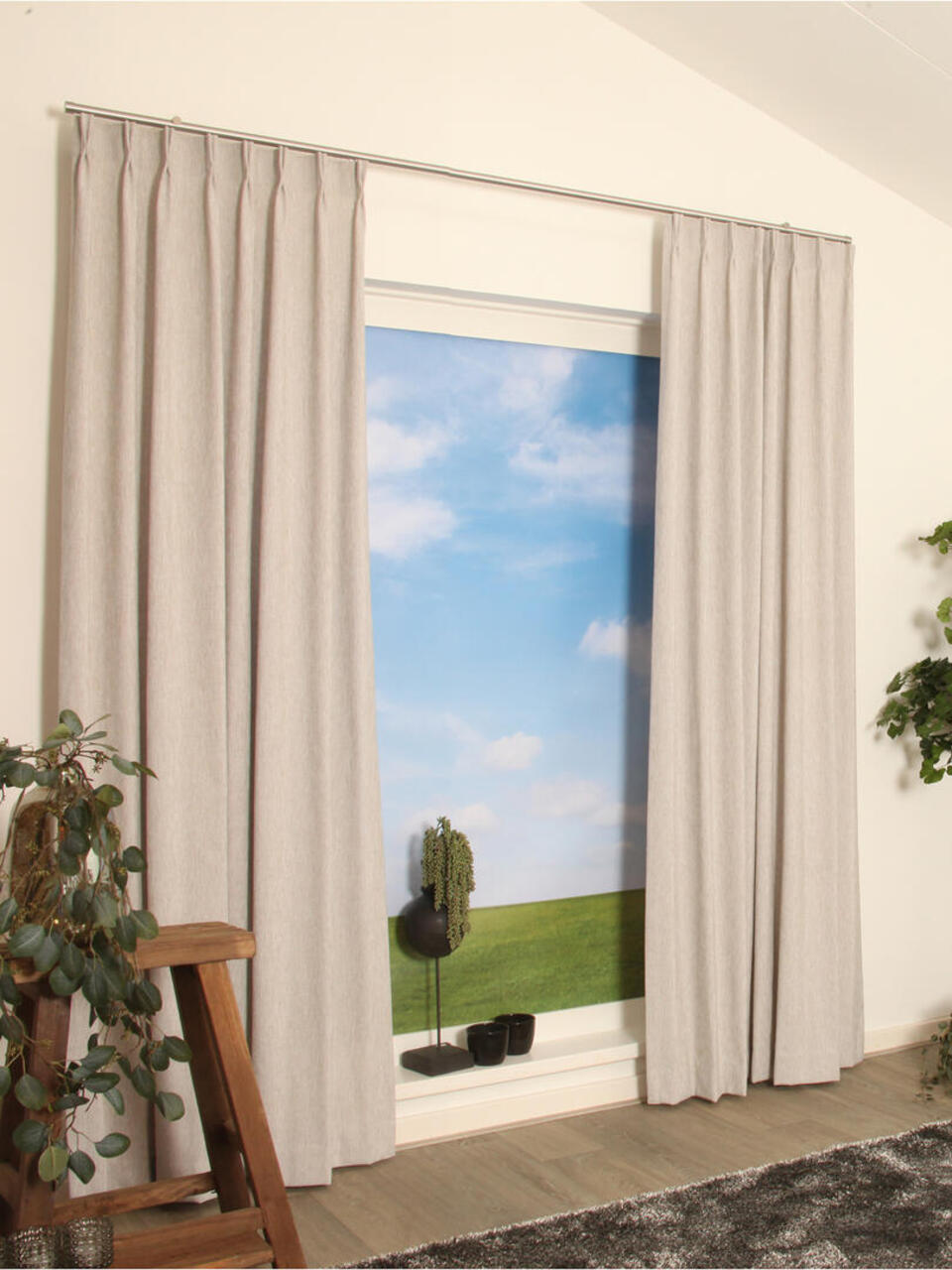 Forst is een soepelvallend kamerhoog overgordijn in een lichtbruine kleur.