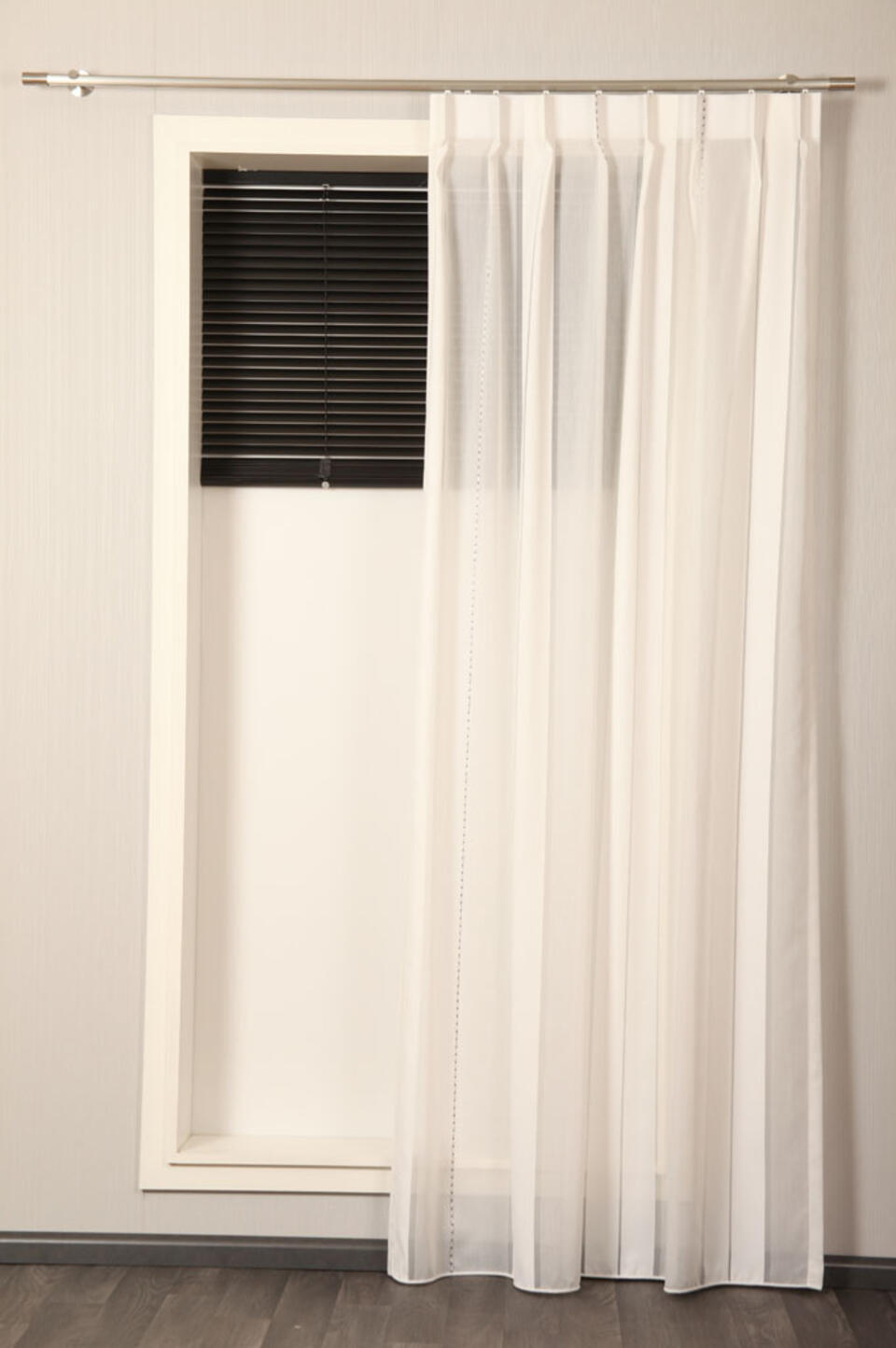 Mooie inbetween voorzien van lengtestrepen met ingeweven motief.