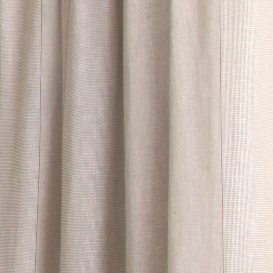 Grover geweven inbetween met brede lengtestrepen.