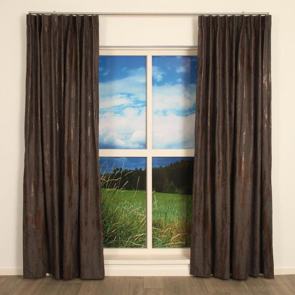 Dit overgordijn is in de basis een grof geweven doek met daar overheen een metallic opdruk. De achterkant is onbedrukt.